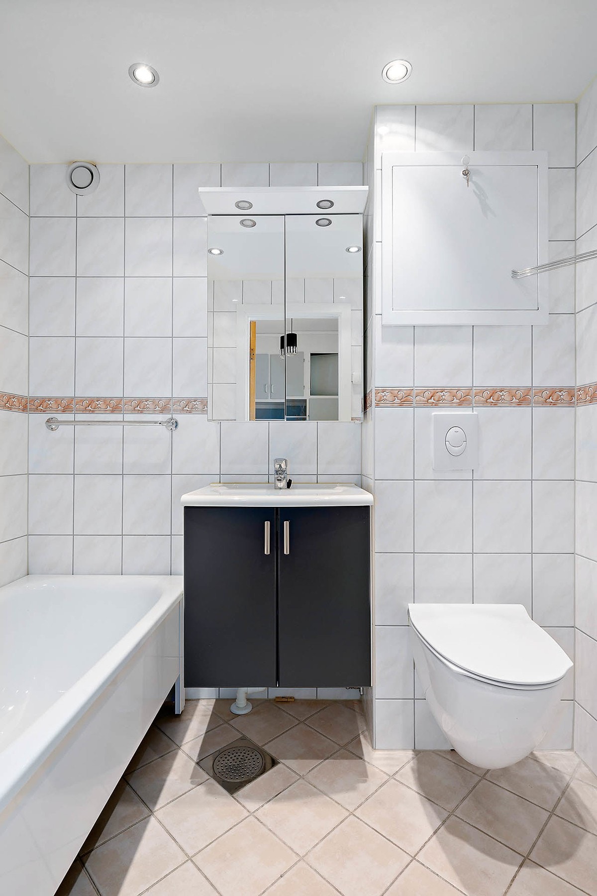 Flislagt bad med gulvvarme og downlights Galleribilde