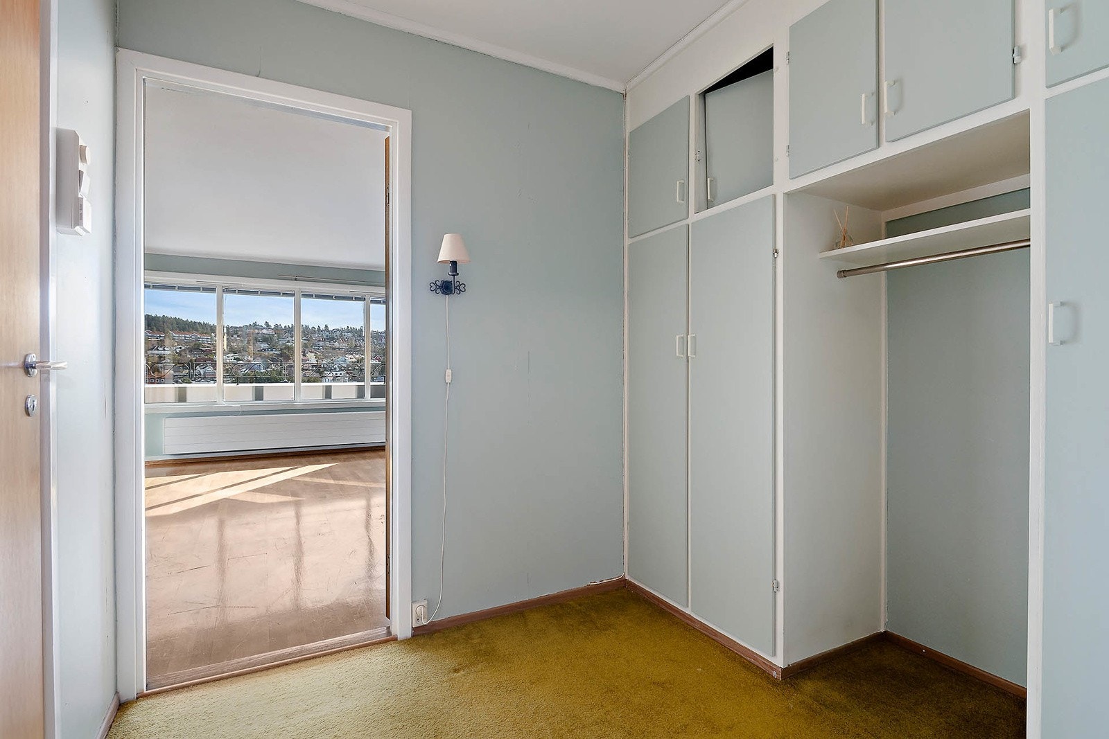 Entré med garderobe med god lagringsplass Galleribilde