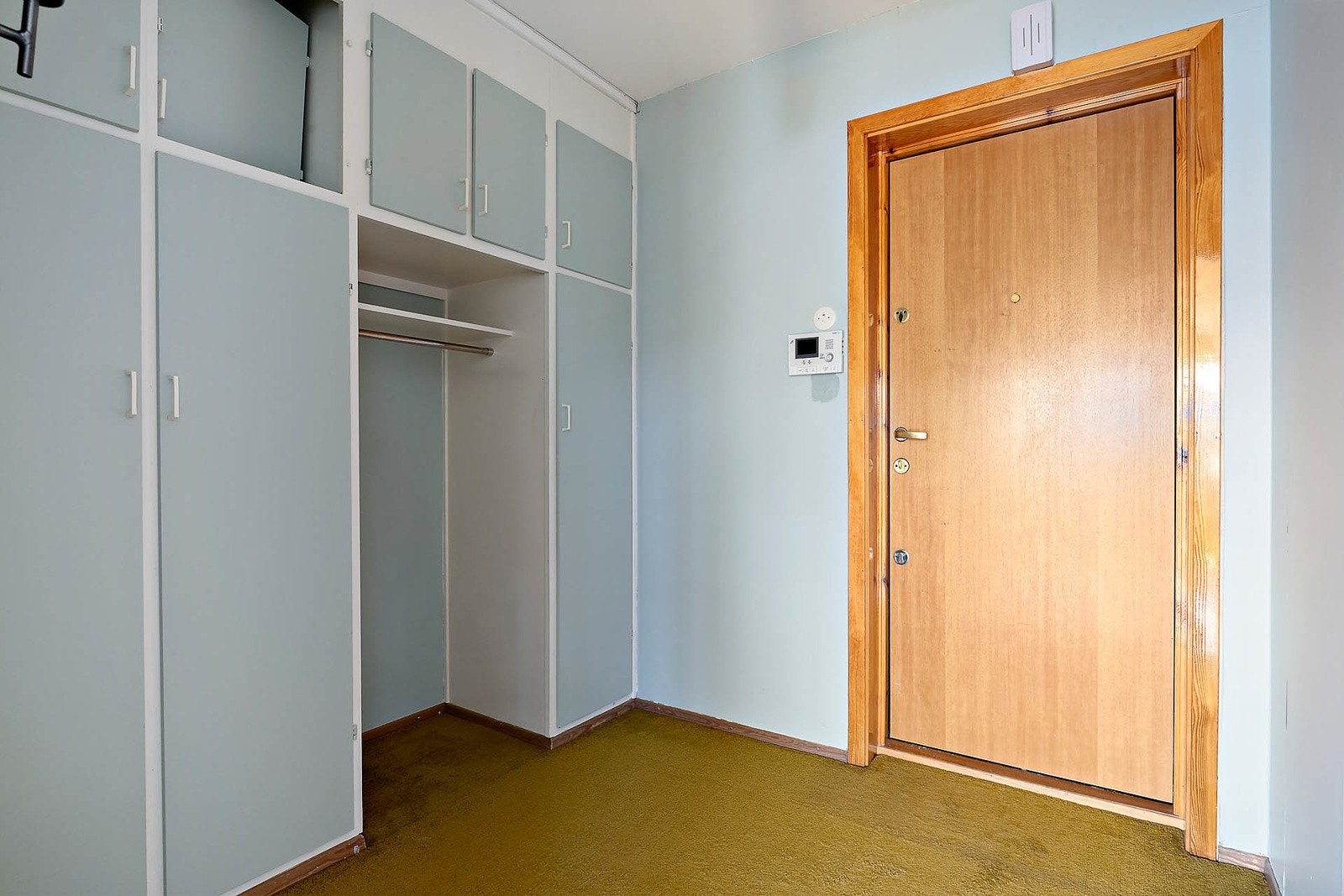 Entré med garderobe med god lagringsplass Galleribilde