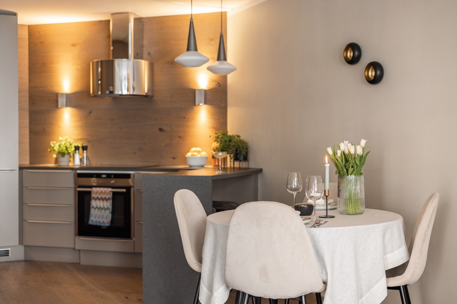 Kjøkkenet ligger i en fin åpen løsning med stuen, naturlig tilbaketrukket og samtidig åpent og sosialt. Galleribilde