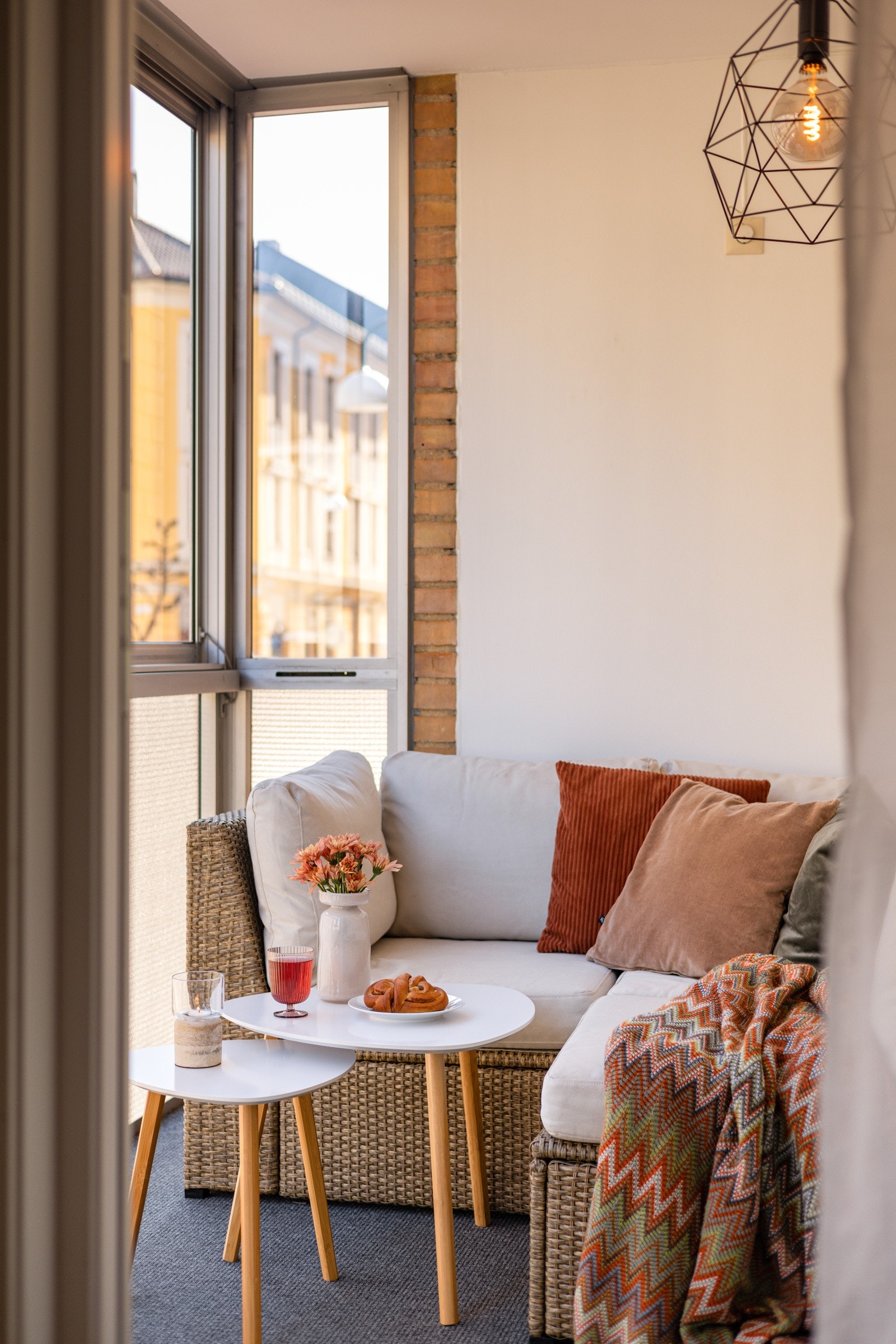 Fra stuen har du utgang til en koselig innglasset balkong på ca. 6m². Balkongen har lunt teppegulv og rekkverk med glassfelt og store skyvevinduer som kan åpnes opp. Galleribilde