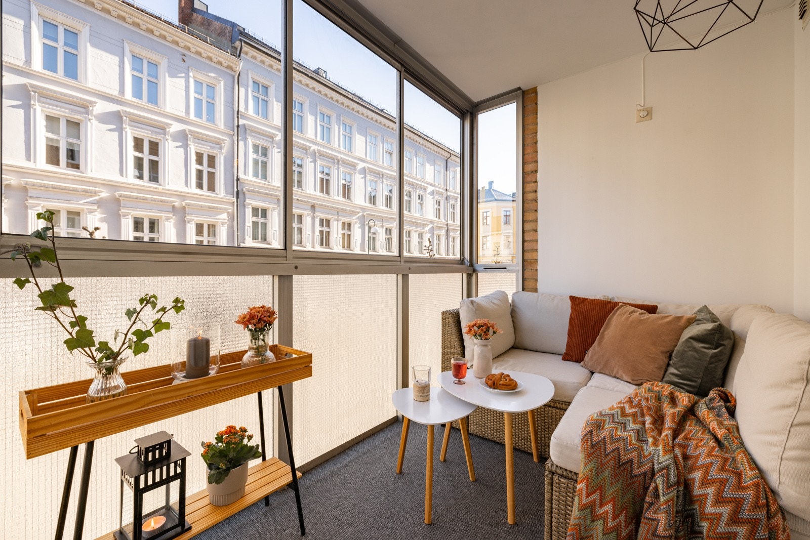 På balkongen har du plass til sittegruppe etter eget ønske og behov. Det er også montert belysning i himlingen og stikkontakter. Galleribilde