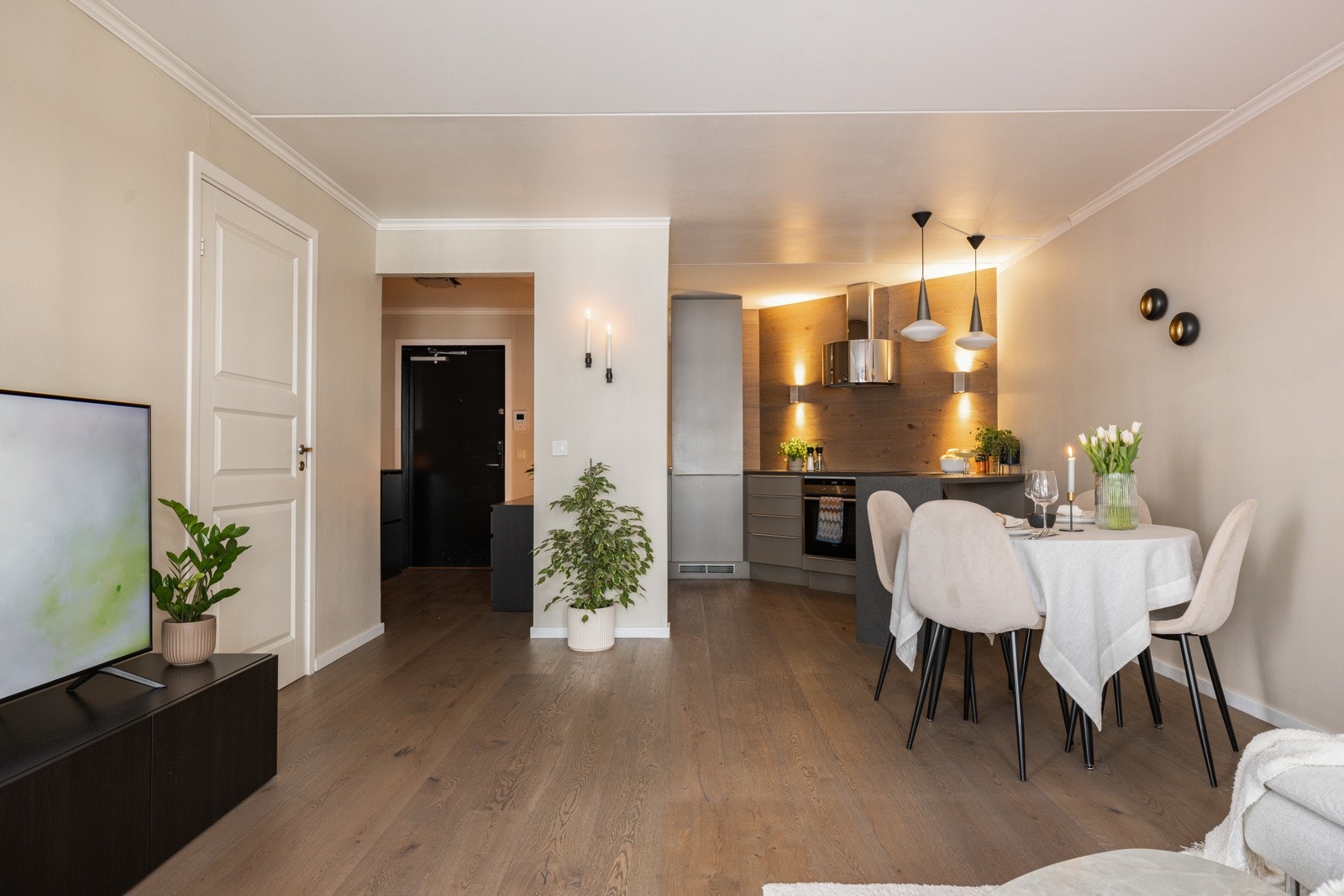 Stuen har god og moderne standard med pen mørk enstavs parkett på gulv, glatte overflater malt i en lys varm farge i 2025 og hovedsakelig skjult elektrisk anlegg. Galleribilde