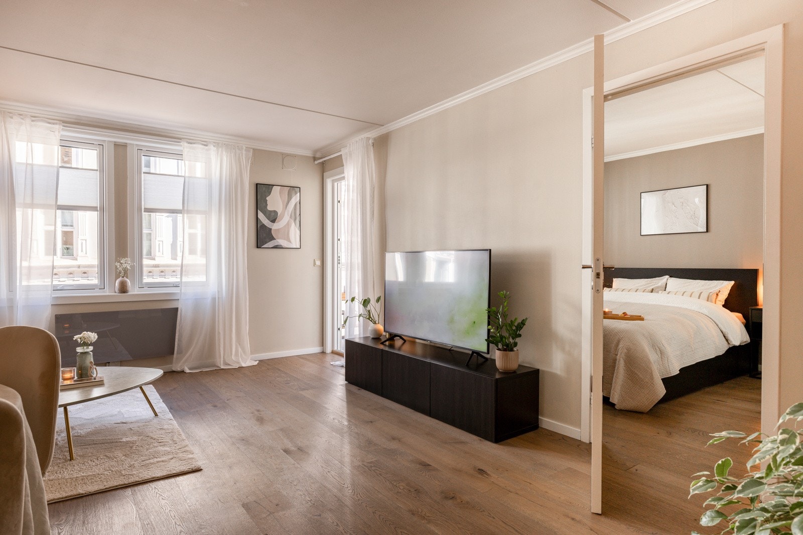 Alle vinduene i leiligheten har 3-lags isolerglass fra 2024, og praktiske plissegardiner som kan tilpasses etter eget ønske. Det er også fine brede vinduskarmer for planter og dekor. Galleribilde