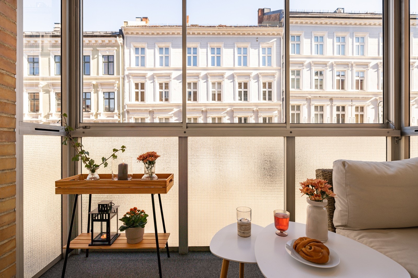 Siden balkongen er innglasset blir dette en fin forlengelse av stuen som kan brukes store deler av året! Galleribilde