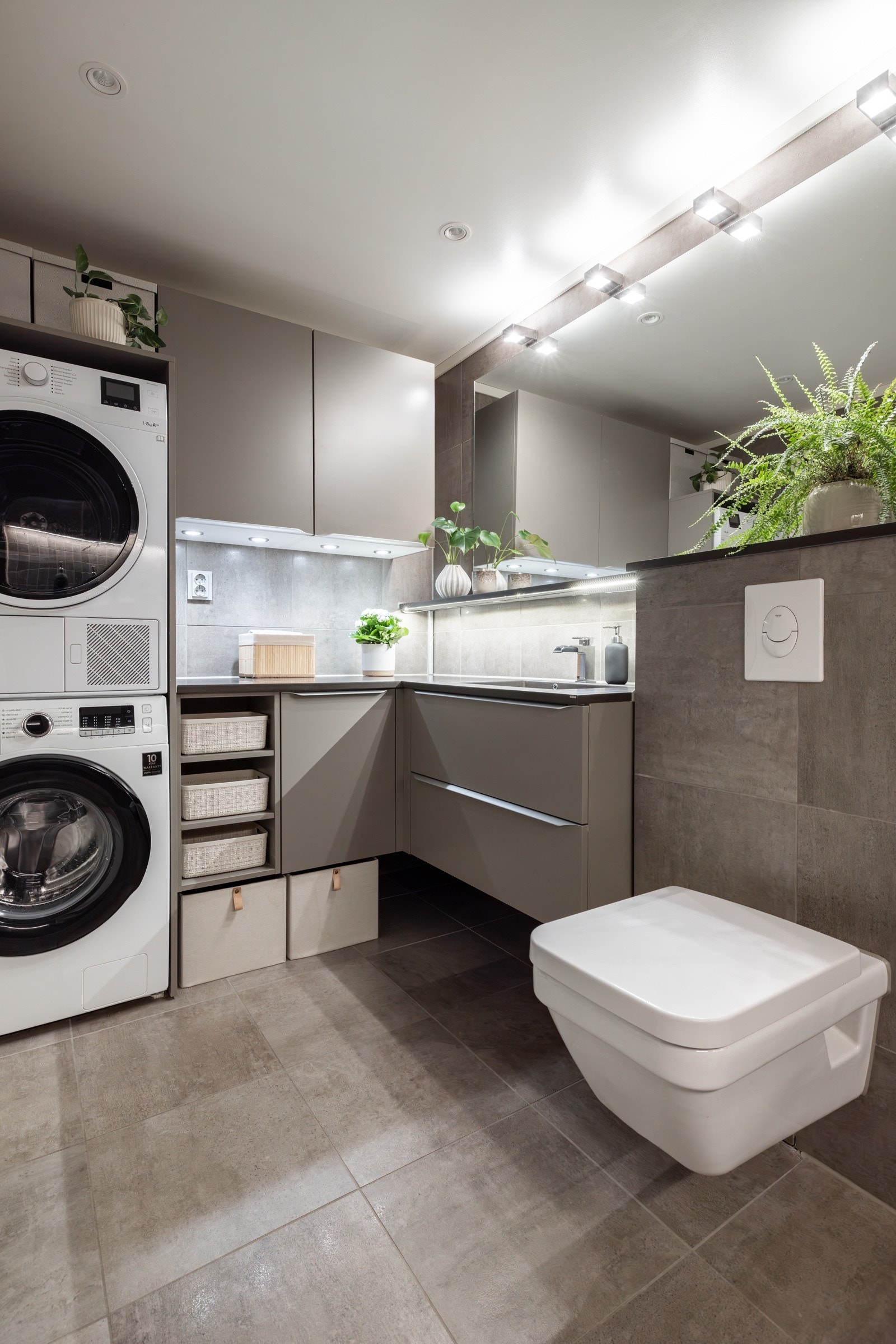 Baderommet har praktiske løsninger på innredningen som sørger for god oppbevaringsplass. Det er også belysning under hyllen samt under overskapene. Galleribilde