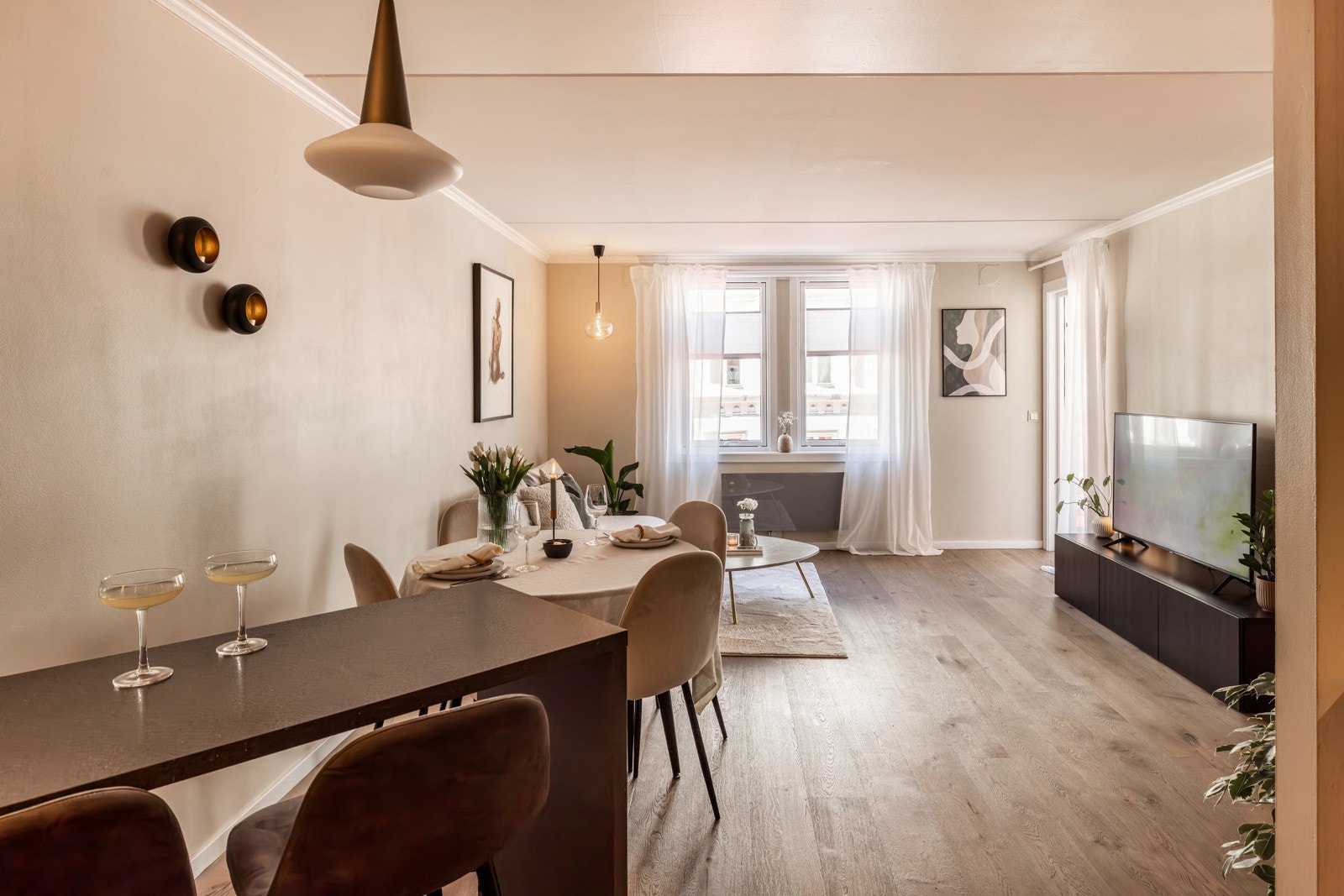 Stuen er det naturlige oppholdsrommet i leiligheten, og er et stort, lyst og fint rom. De store vindusflatene slipper inn naturlig lys som bidrar til en god romfølelse. Galleribilde