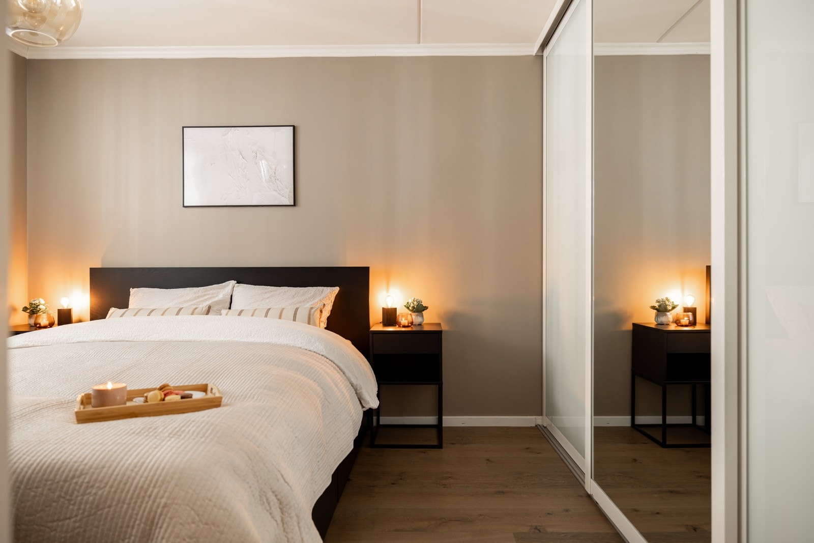 Leiligheten har et lunt og innbydende soverom med en behagelig atmosfære. Soverommet har flott mørk enstavs parkett på gulv og glatte overflater malt i en fin varm farge i 2020. Galleribilde