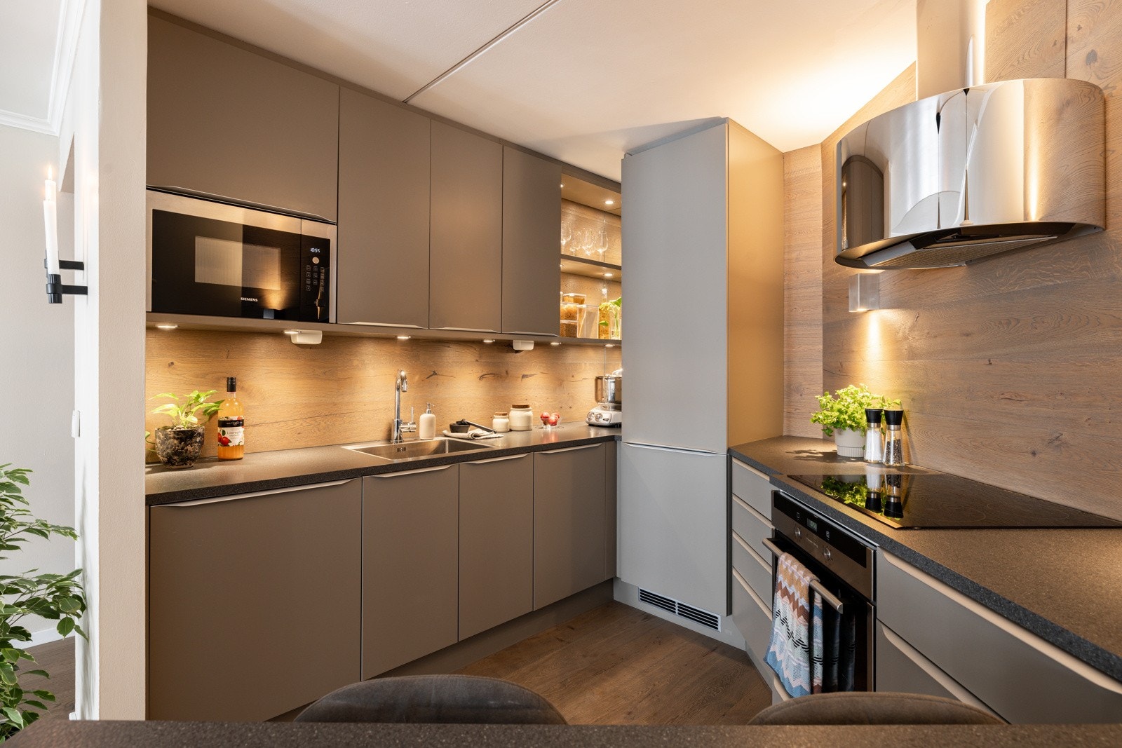 Stilrent og flott Tvis-kjøkken fra 2015 med god skap- og benkeplass. Kjøkkenet er fullt utstyrt med integrerte hvitevarer som medfølger i handelen. Galleribilde