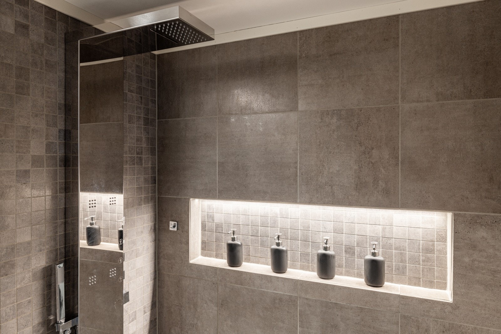 Baderommet har delikate fliser på gulv og vegger, deilig gulvvarme, downlights i himlingen og avtrekksventil for mekanisk avtrekk. Galleribilde