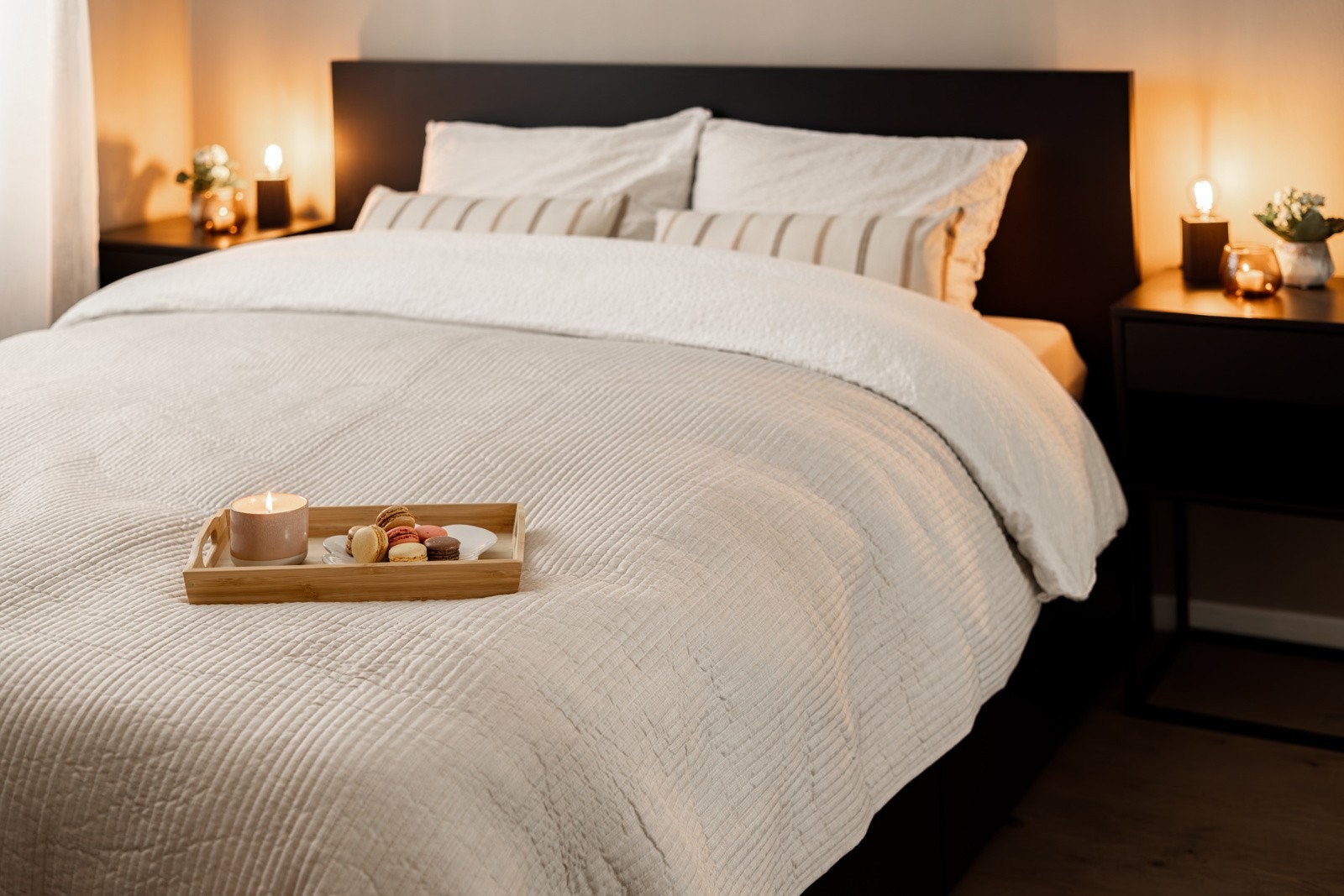 På soverommet har du plass til en stor dobbeltseng med tilhørende nattbord, samt en kontorpult eller kommode. Galleribilde