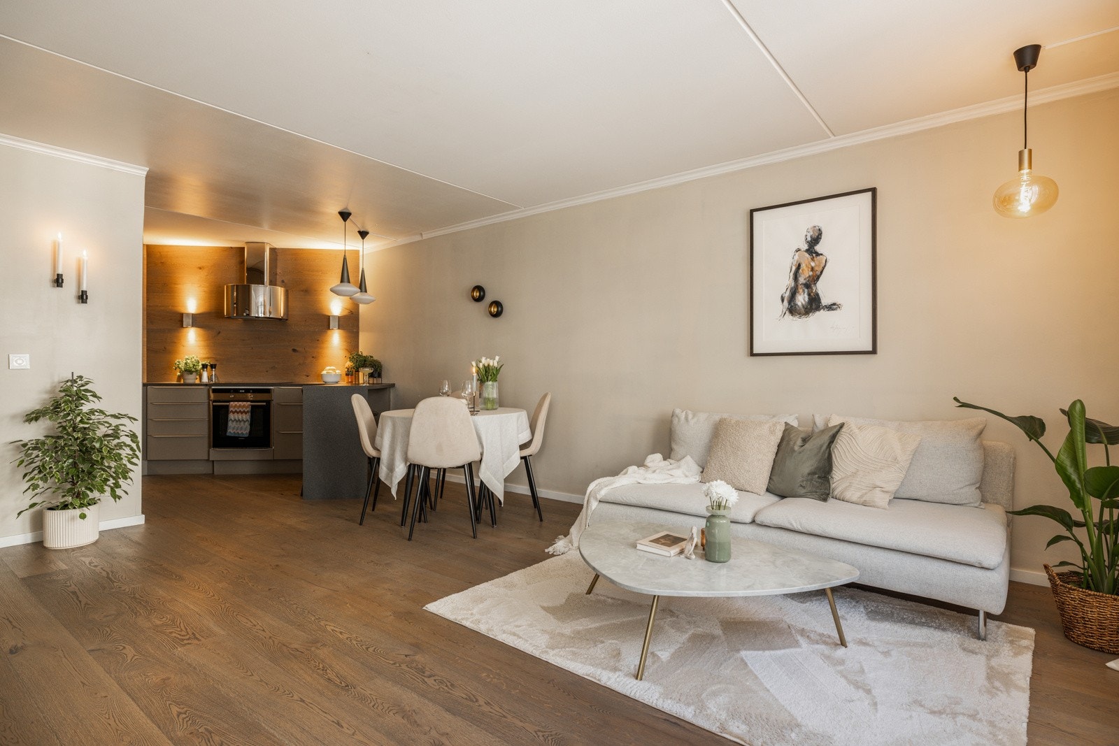 Stuen er romslig med plass til både sofagruppe med salongbord, mediemøblement med tv og et spisebord. Galleribilde