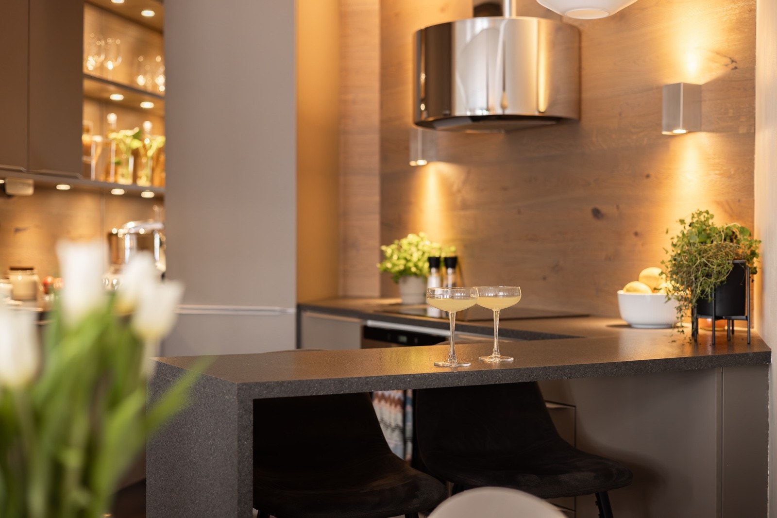 Kjøkkenet har en praktisk utforming med en halvøy mot stuen som gir både ekstra benkeplass og en hyggelig sitteplass med barstoler. Galleribilde