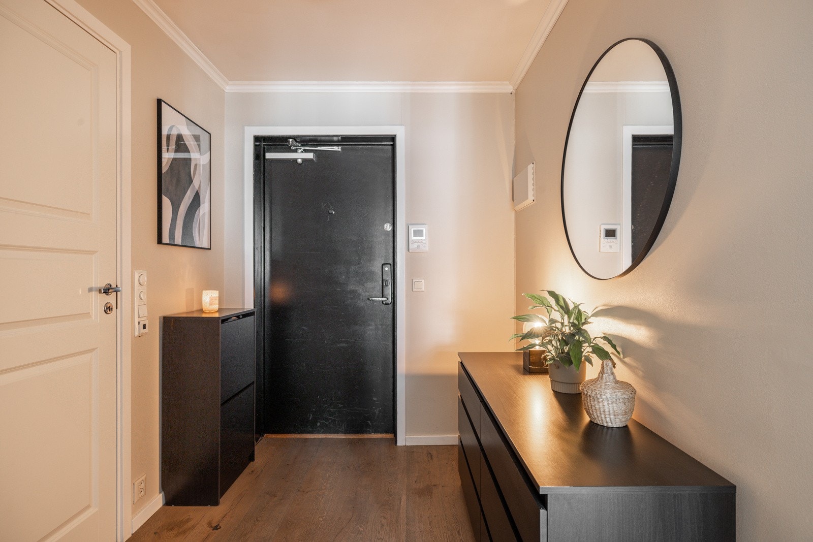 I entréen har du plass til sko i medfølgende skoskap, samt ytterligere plass til kommoder eller garderobeløsninger etter eget ønske og behov. Galleribilde