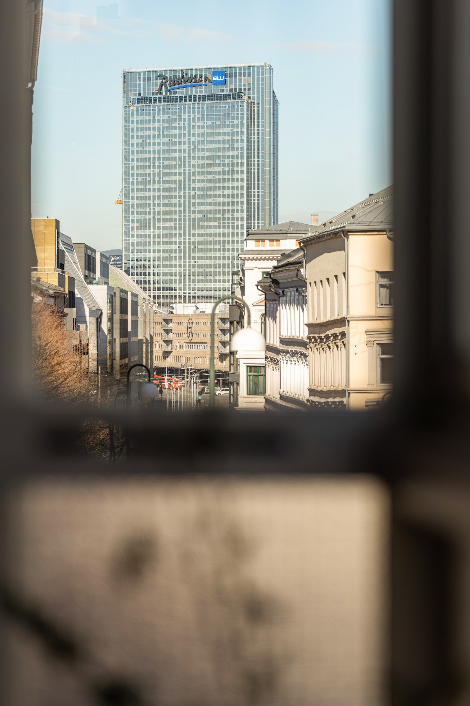 Fra balkongen er det hyggelig utsyn mot en klassisk bygård og videre nedover mot Plaza. Galleribilde