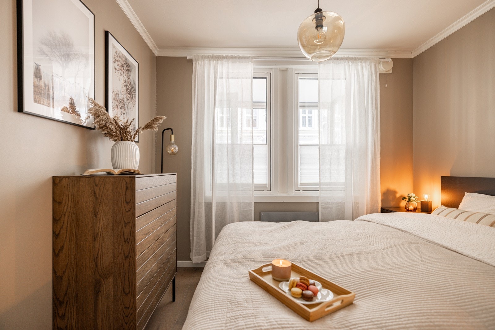 Vinduene som har 3-lags isolerglass fra 2024 har praktiske plissegardiner og vender ut mot den innglassede balkongen som gir ekstra lydisolering. Galleribilde