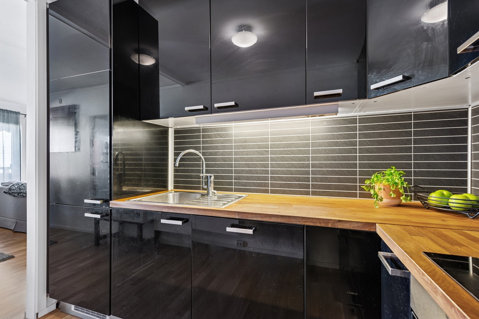 Kjøkken i sort høyglans Galleribilde