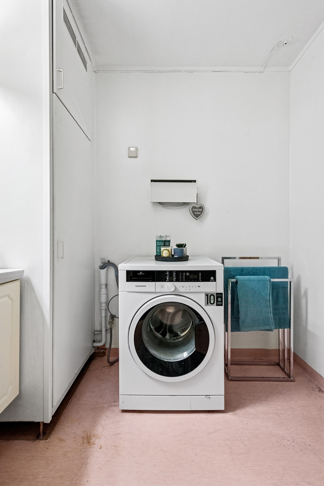 Bad med opplegg for vaskemaskin Galleribilde