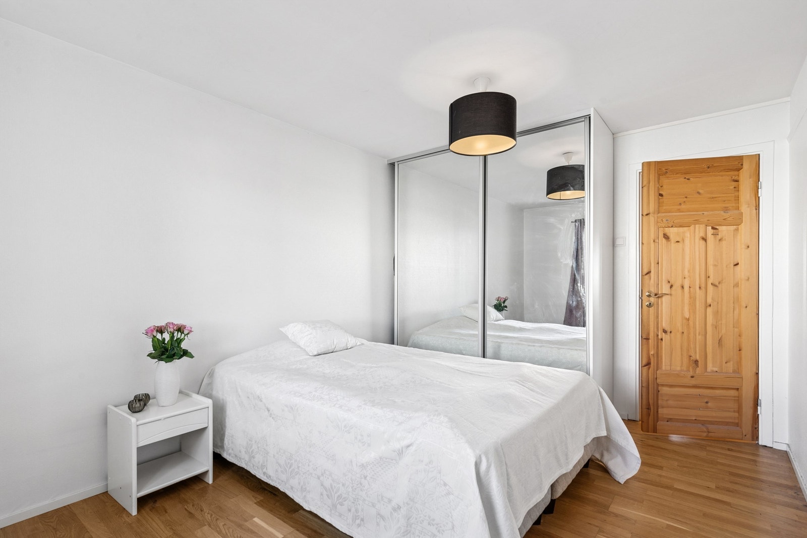 Soverom med skyvedørsgarderobe Galleribilde