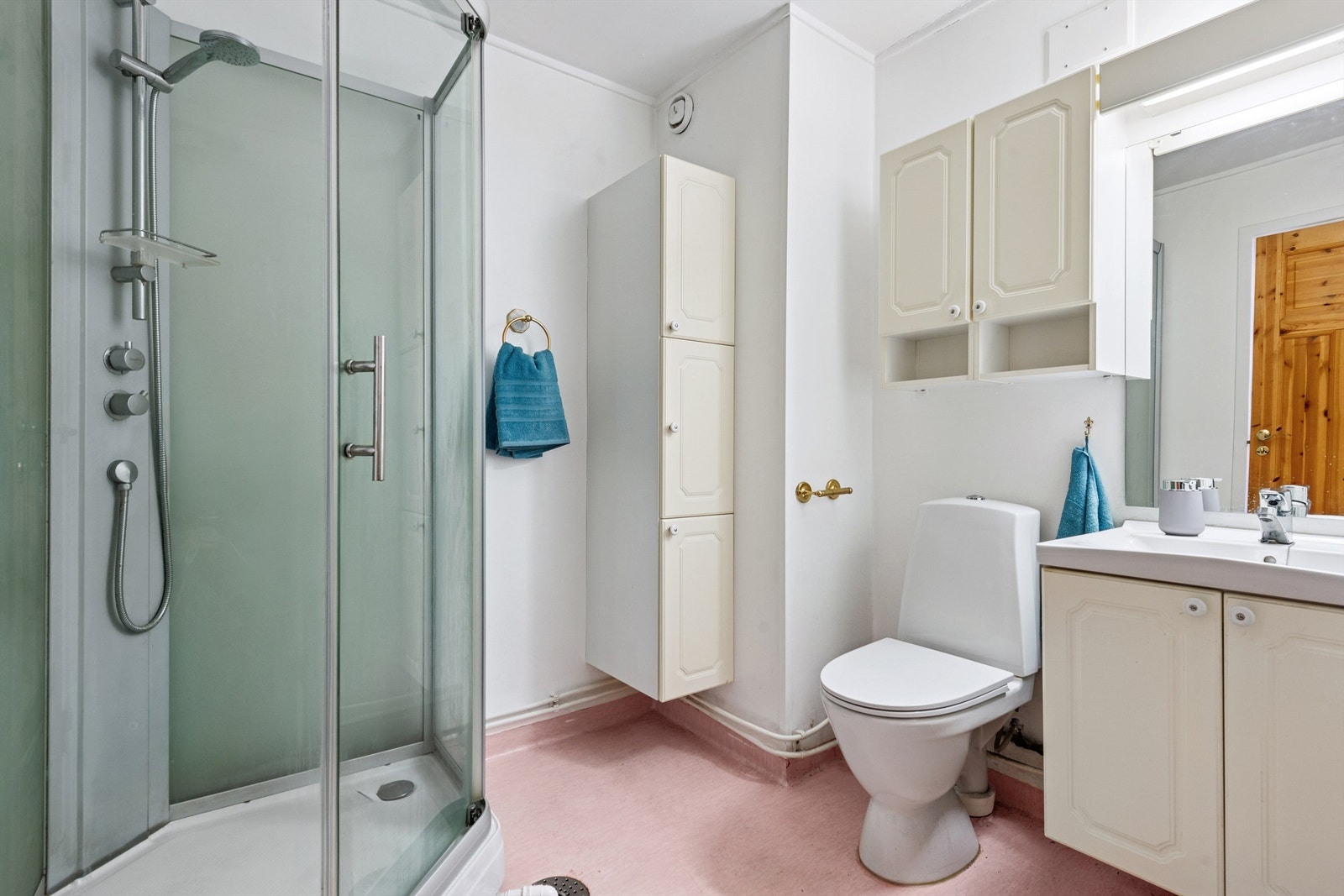 Bad med dusjkabinett Galleribilde