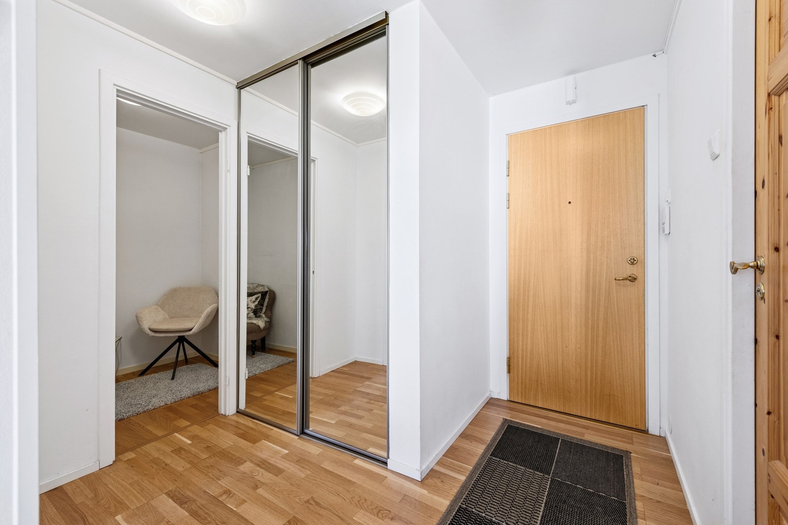 Gang med skyvedørsgarderobe Galleribilde