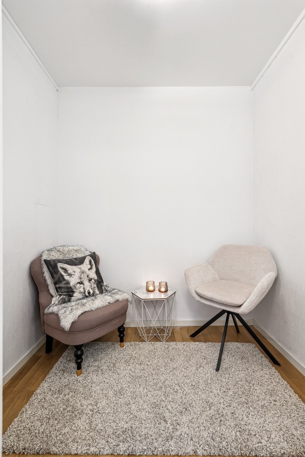 Bod innredet med sittegruppe Galleribilde