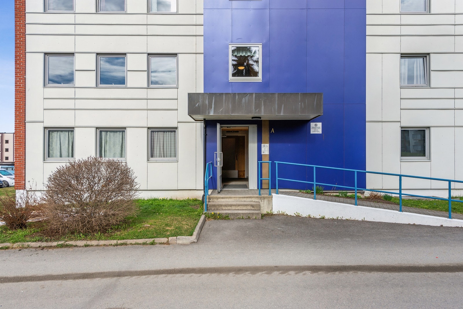 Inngangspartii med porttelefon Galleribilde