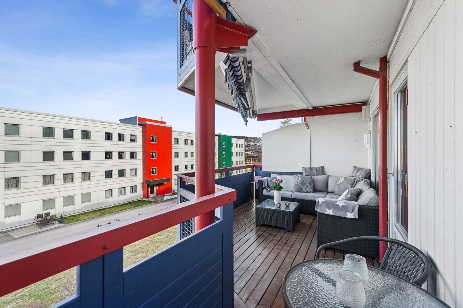 Stor og luftig balkong med terrassemarkise Galleribilde