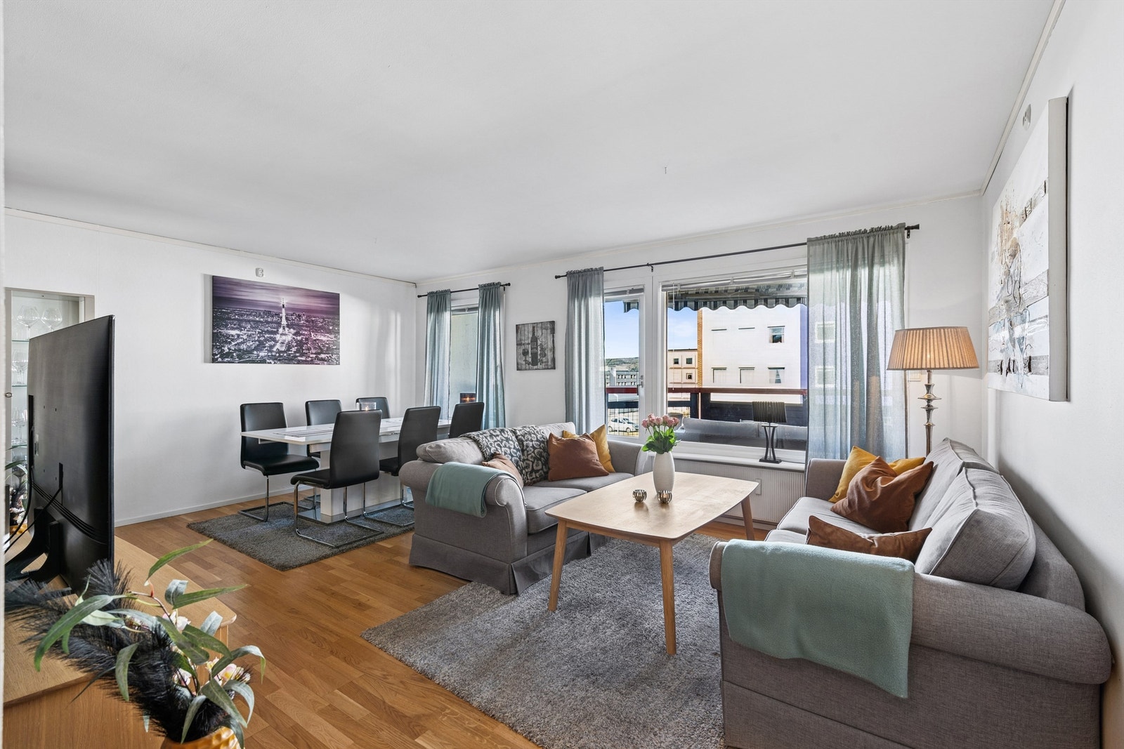 Stue/spisestue med utgang til romslig balkong Galleribilde