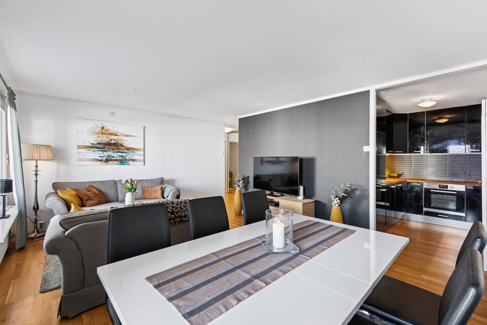 Spisestue med kjøkken Galleribilde