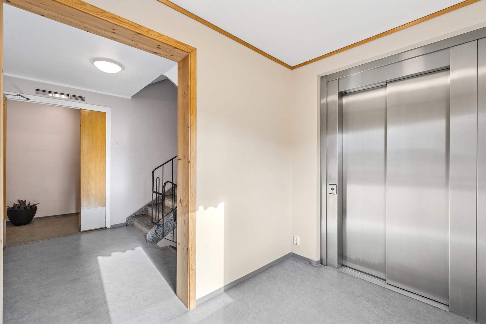 Trapperom med adkomst til heis Galleribilde