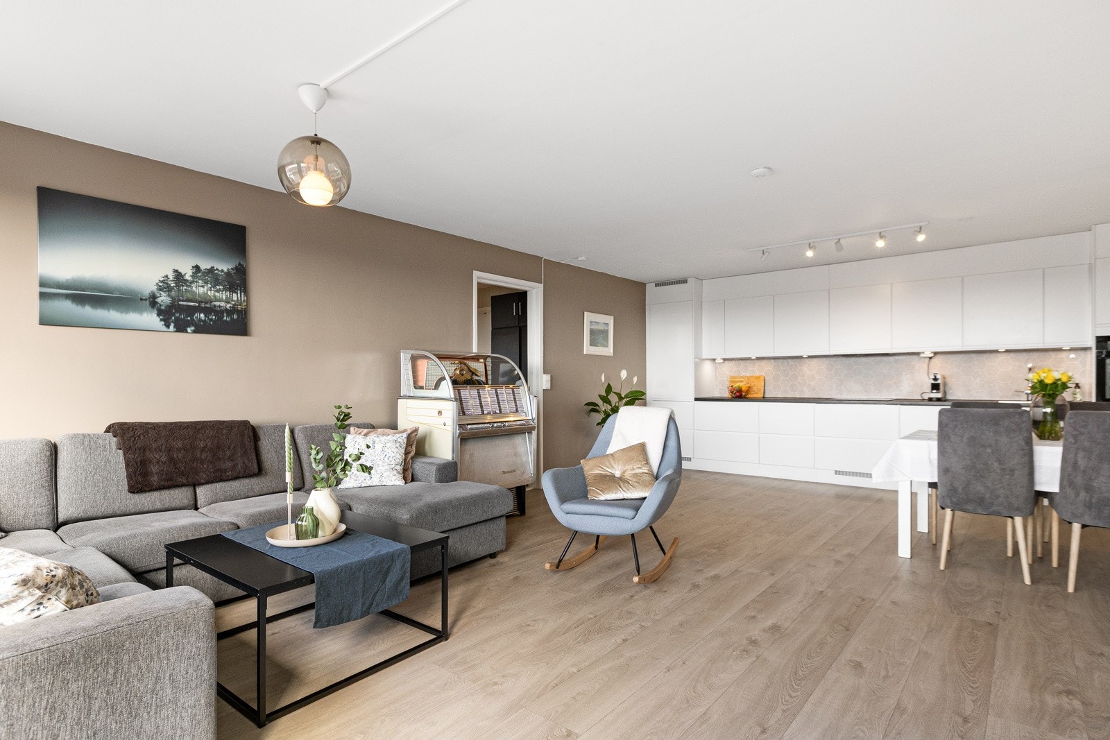Kjøkkenet ligger i en åpen løsning mot stuen Galleribilde