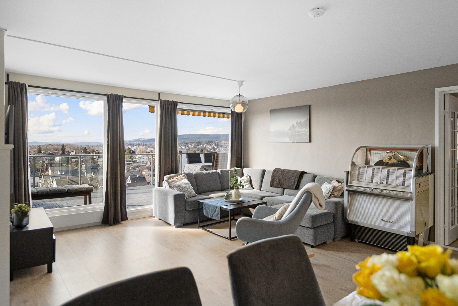 Gulvet er dekket med laminat, og de malte overflatene i moderne farger gir rommet et stilrent preg. Galleribilde