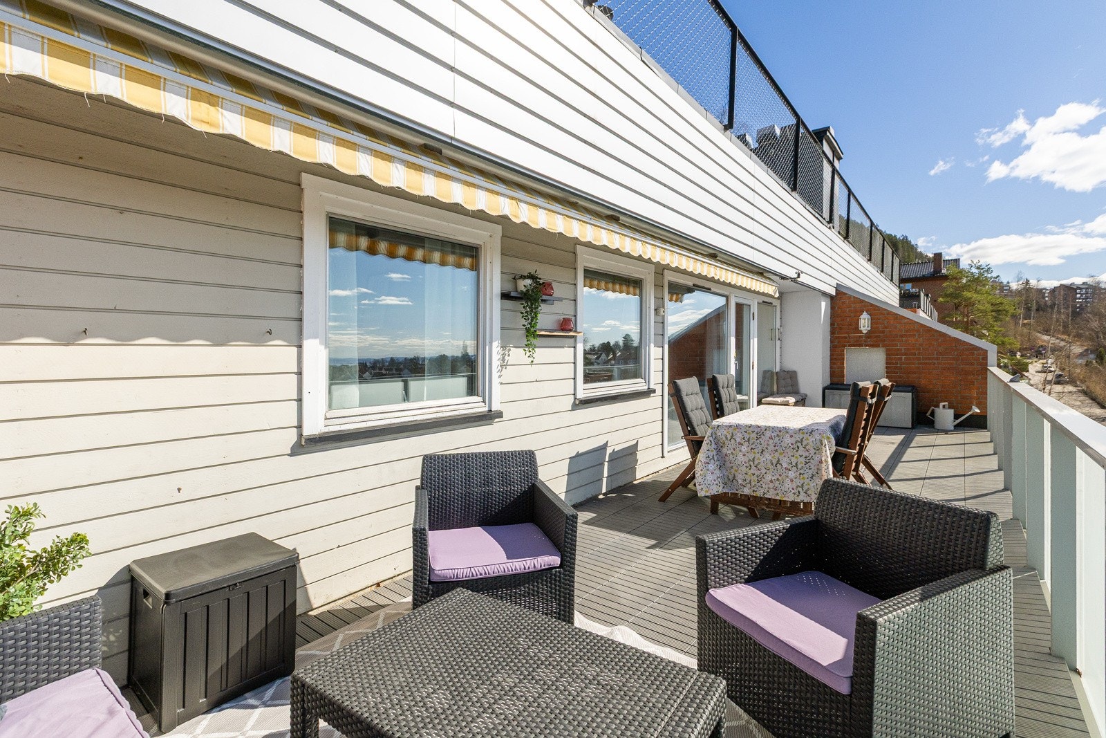 Det er god plass til både grill og utemøblement, og verandaen er det perfekte stedet å nyte fine dager utendørs. Galleribilde