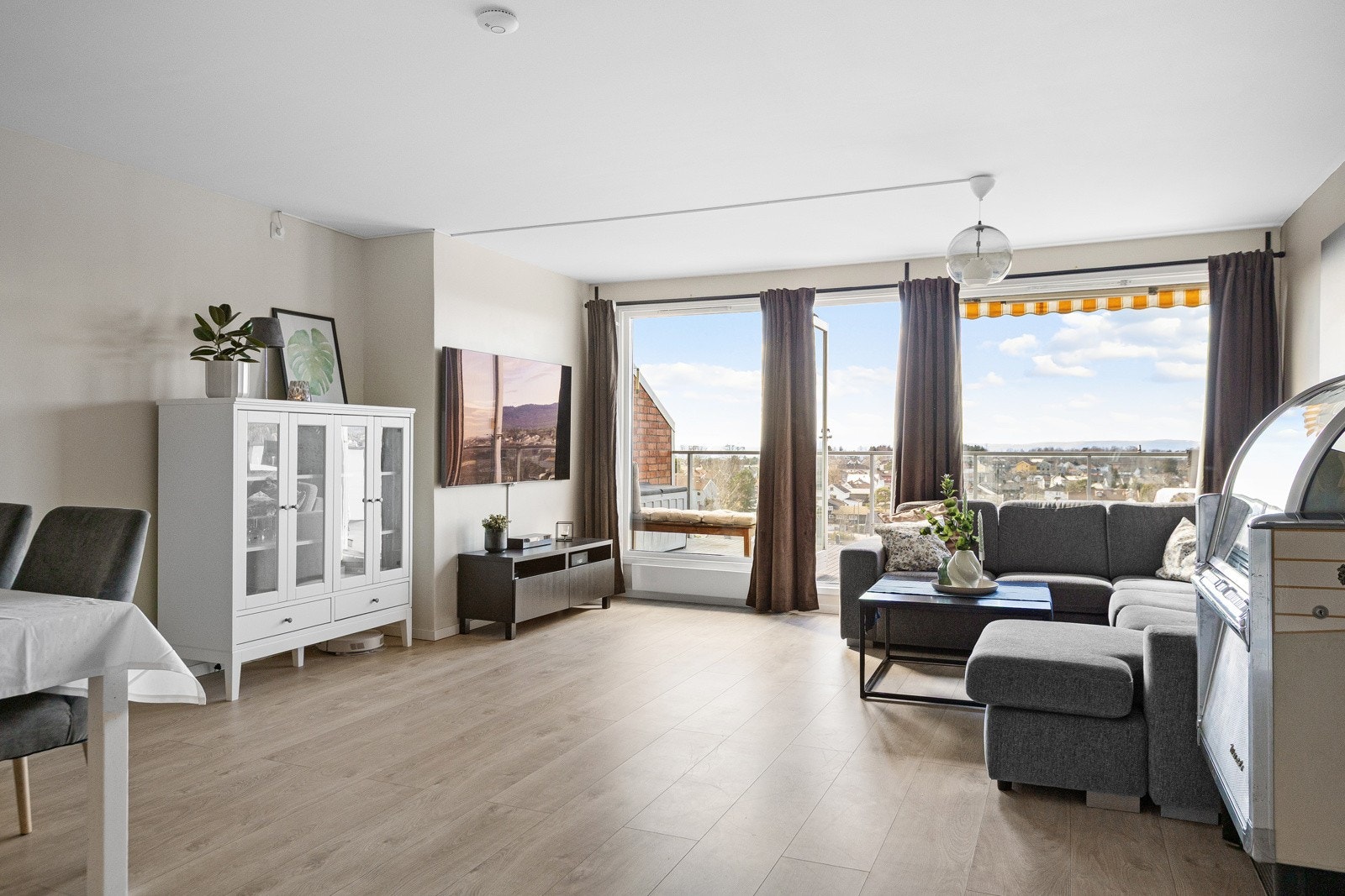 Fra stuen er det direkte utgang til verandaen, hvor du kan nyte fine dager utendørs. Galleribilde