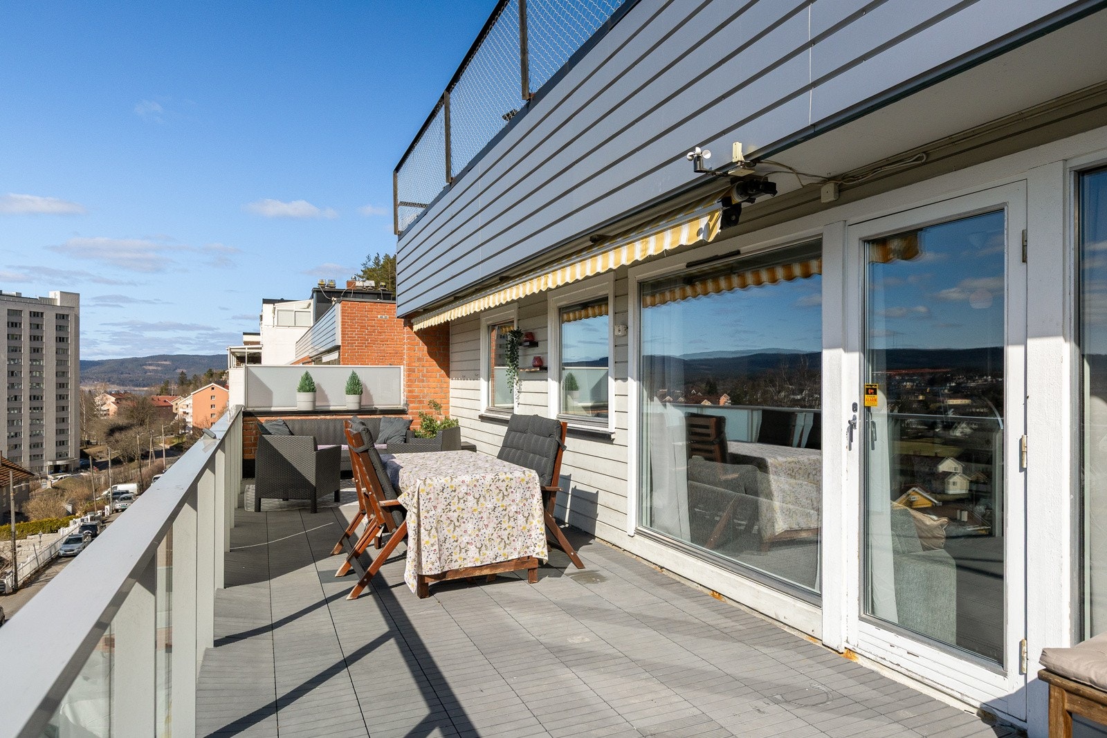 Denne fantastiske, vestvendte verandaen på ca. 28 kvm tilbyr et perfekt utendørsrom for avslapning og sosiale sammenkomster. Galleribilde
