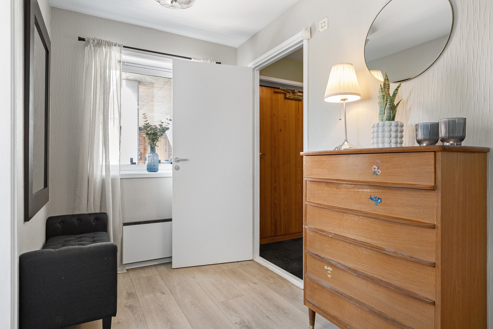 I gangen er det rikelig med plass til diverse møblement. Galleribilde