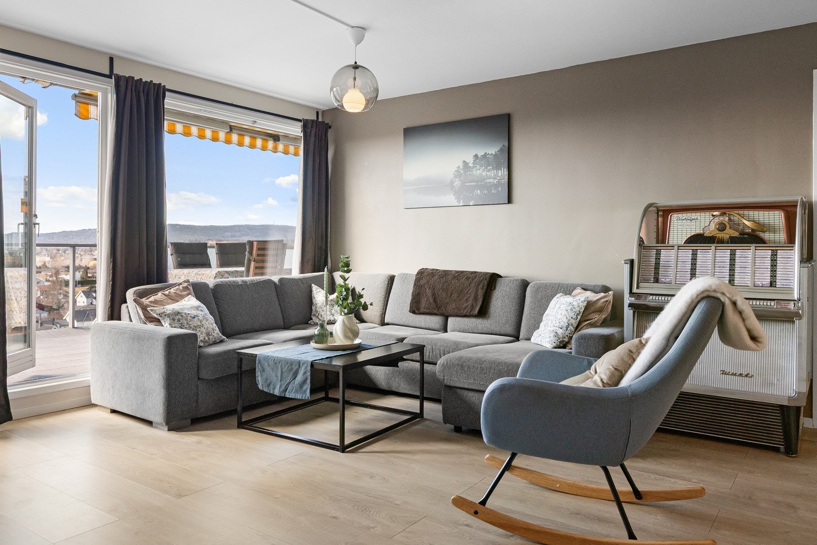 Det er god plass til både en romslig sofaseksjon, spisebord og øvrige møblement. Galleribilde