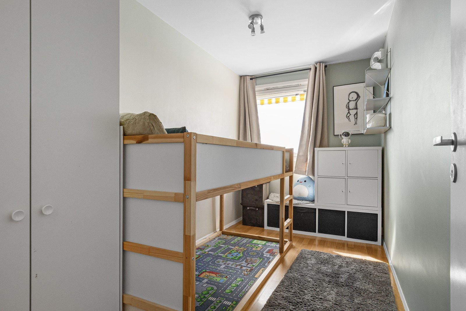 Det andre soverommet er i dag innredet som barnerom, men rommet har også god plass til seng, garderobeskap og øvrig møblement, og kan lett tilpasses etter behov. Galleribilde