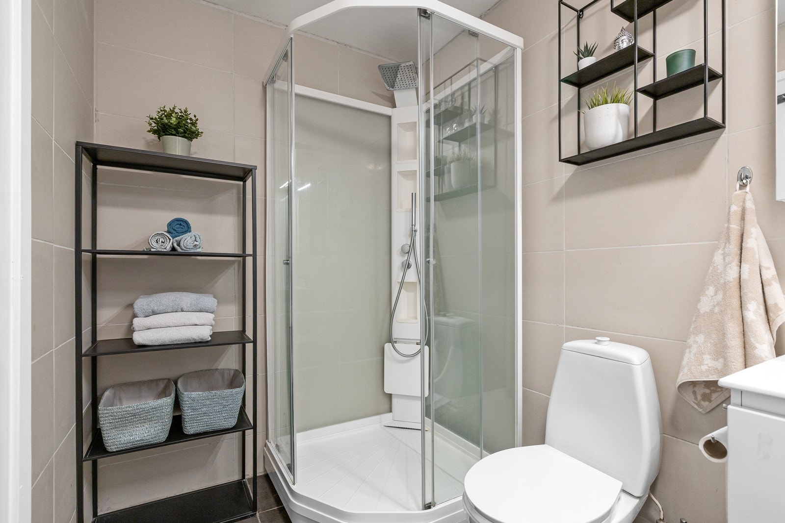 Badet er fra byggeåret, men ble pusset opp i 2020 med nye fliser på både gulv og vegger, og ny innredning, inkludert servant og dusjkabinett. Galleribilde
