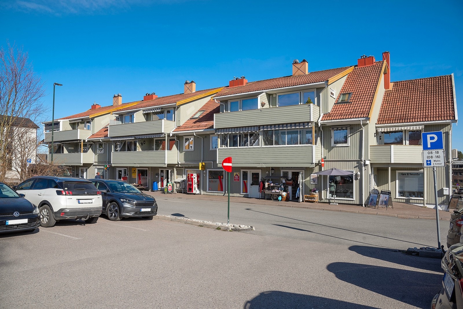 Leiligheten har vestvendt veranda, med soverom med soverom på motsatt side av leiligheten Galleribilde