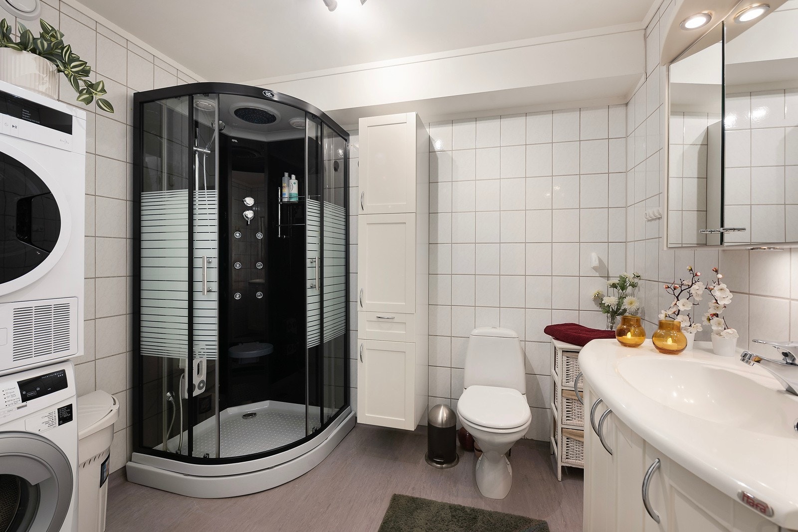 På badet har du et romslig dusjkabinett med flere praktiske funksjoner, behagelig gulvvarme og generøst med plass - perfekt for en komfortabel start på dagen Galleribilde