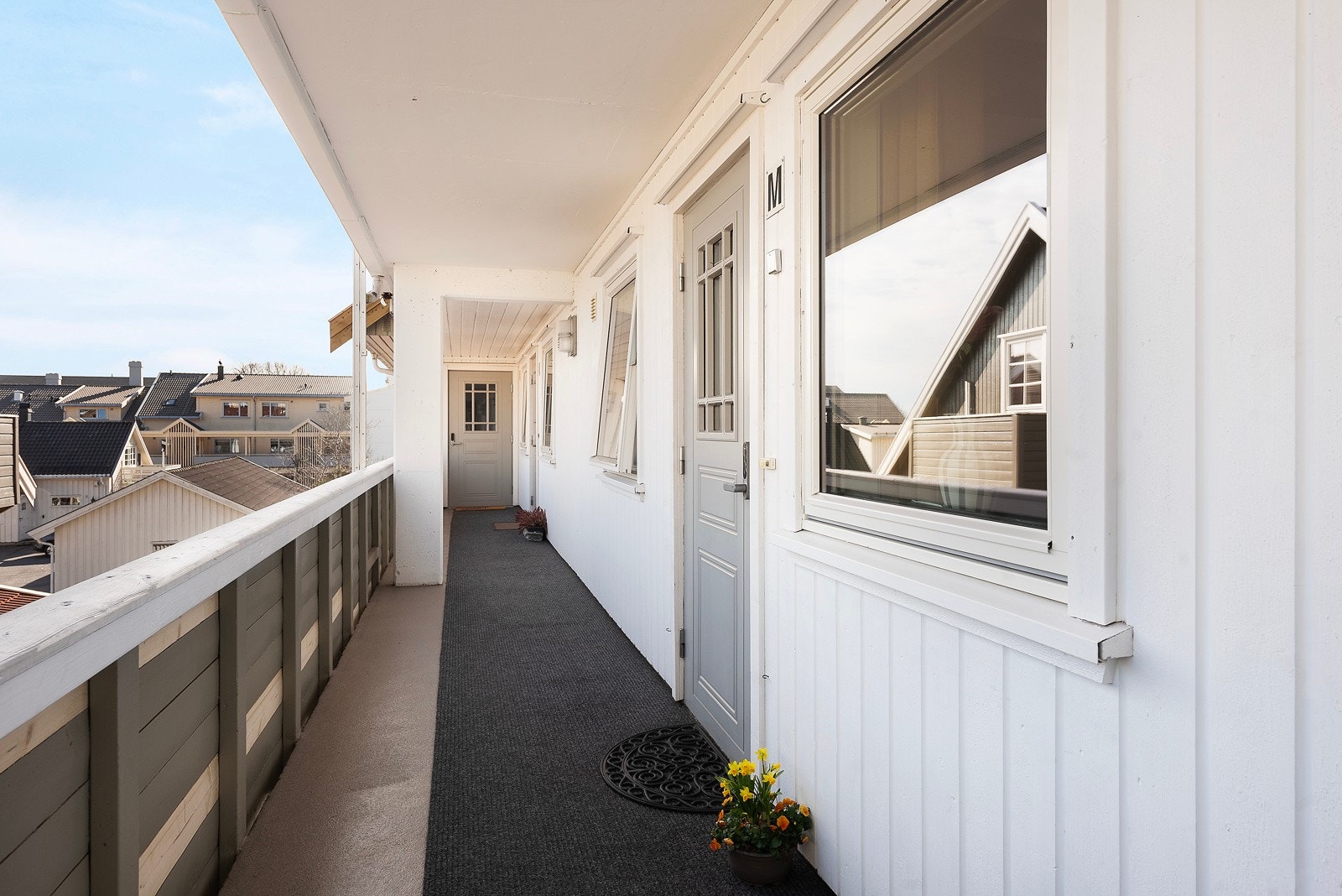 Utvendig gang tar det fra heisen og inngangspartiet Galleribilde