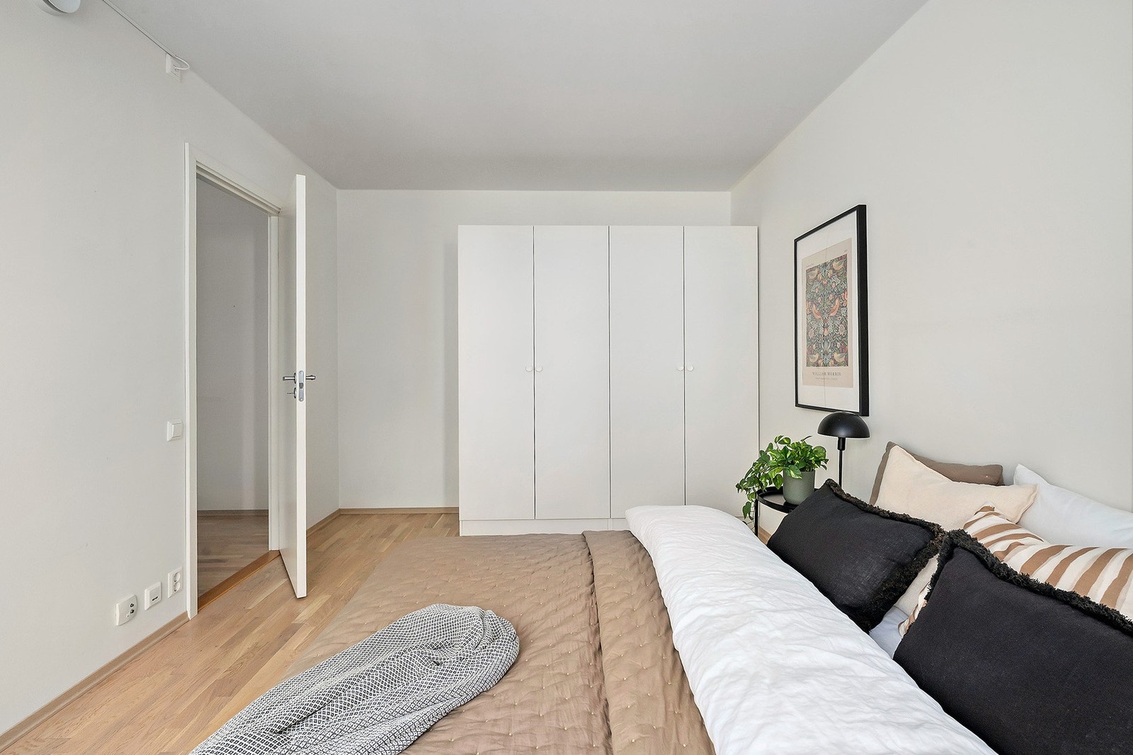 Det er et romslig rom med plass til garderobe, seng og annet møblement. Galleribilde