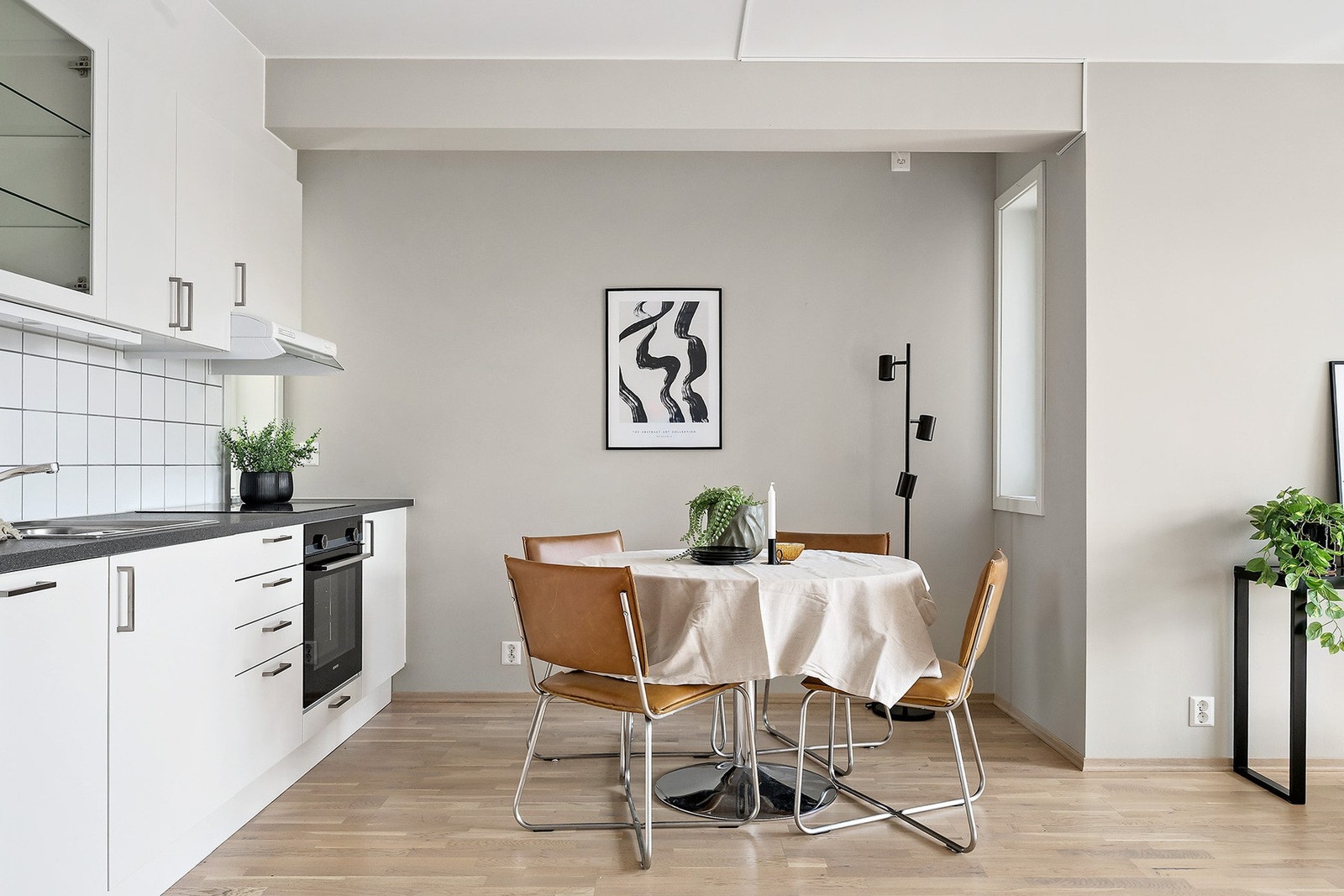 Kjøkkenet har plass til en egen sittegruppe. Innredning består av laminerte fronter og benkeplate, med et flislagt felt over benkeplaten. Det er glassfelt i enkelte overskap, samt belysning over deler av benkeplaten. Galleribilde