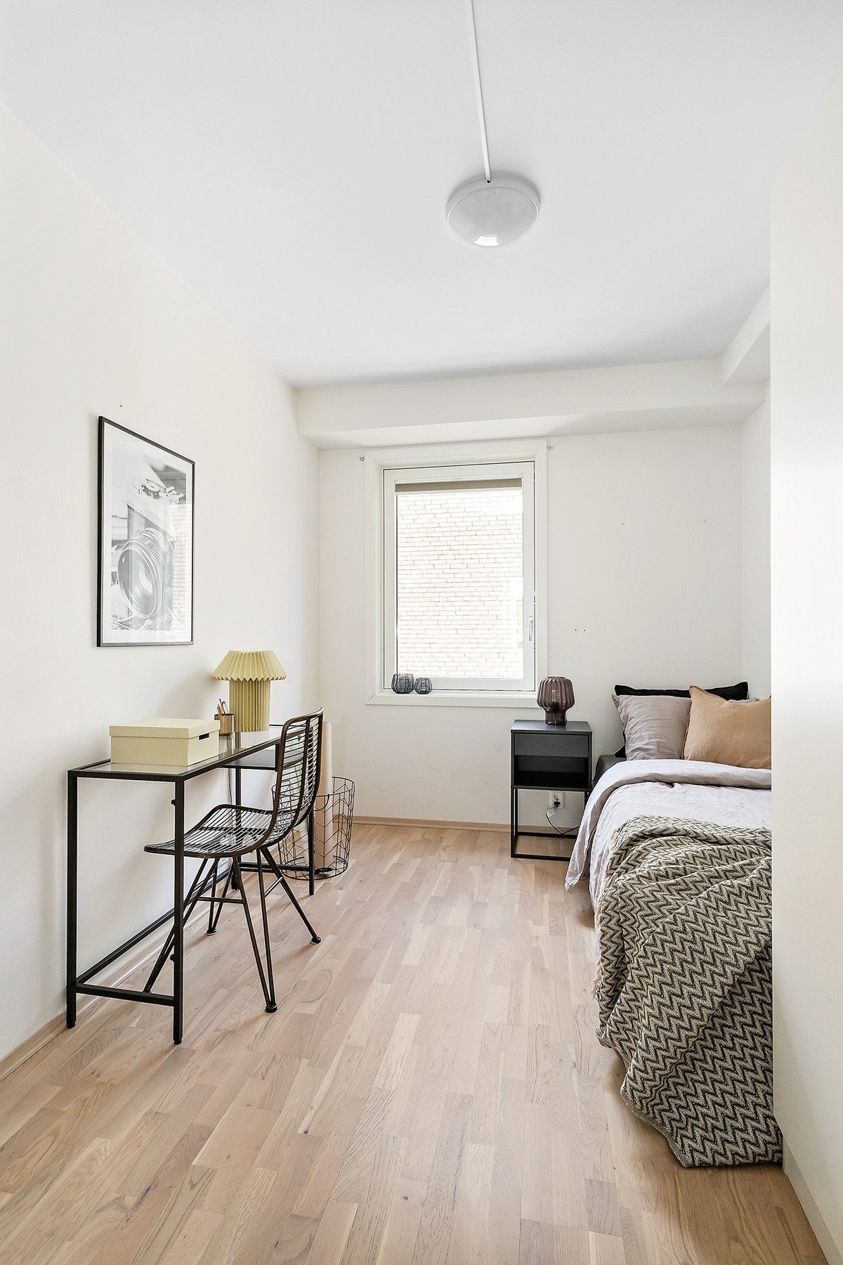 Soverom 2 har også plass til seng, garderobe og annet møblement. Rommet passer perfekt som barnerom, gjesterom og/eller kontor. Galleribilde