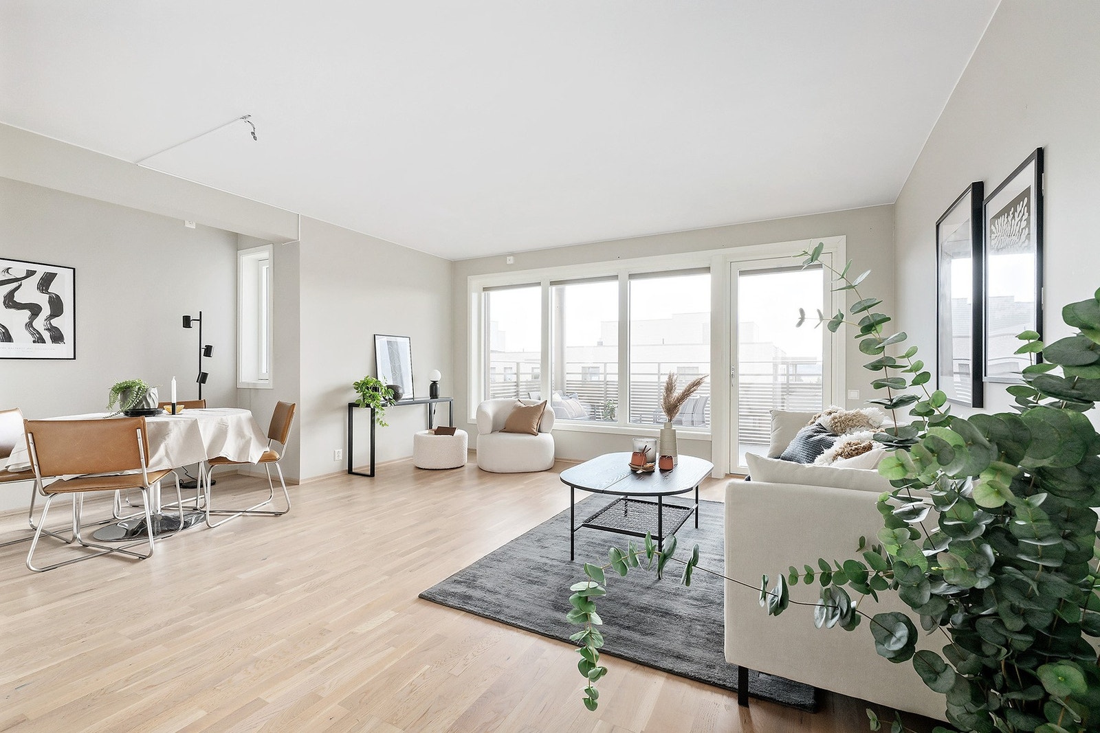 Velkommen til denne lyse og moderne 3-roms leiligheten fra 2019, beliggende i populære Frogner sentrum. Leiligheten ligger i 5. etasje og har en praktisk og tidsriktig planløsning. Galleribilde