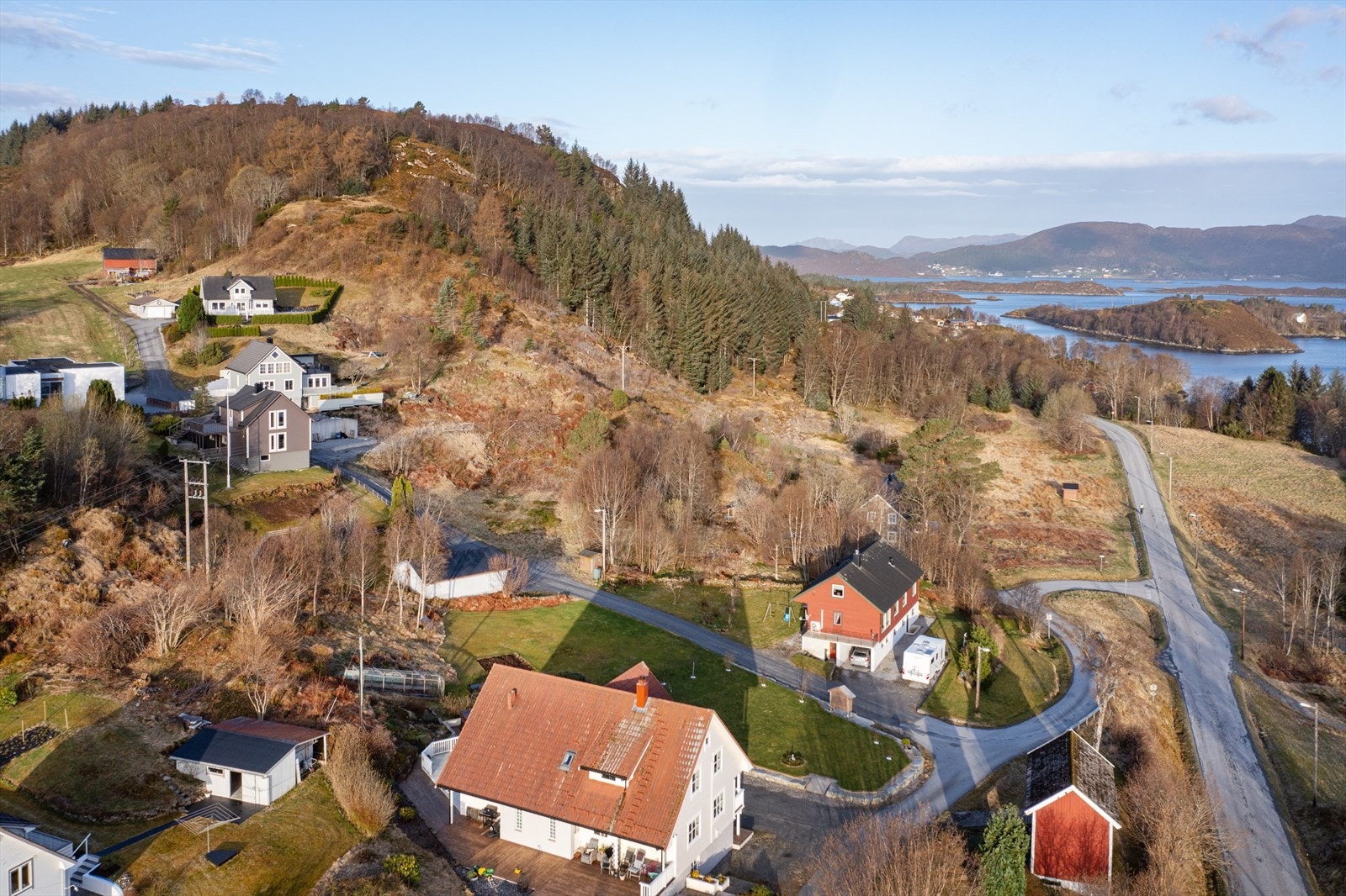 Eiendommen har en fin beliggenhet i rolige og landlige omgivelser Galleribilde