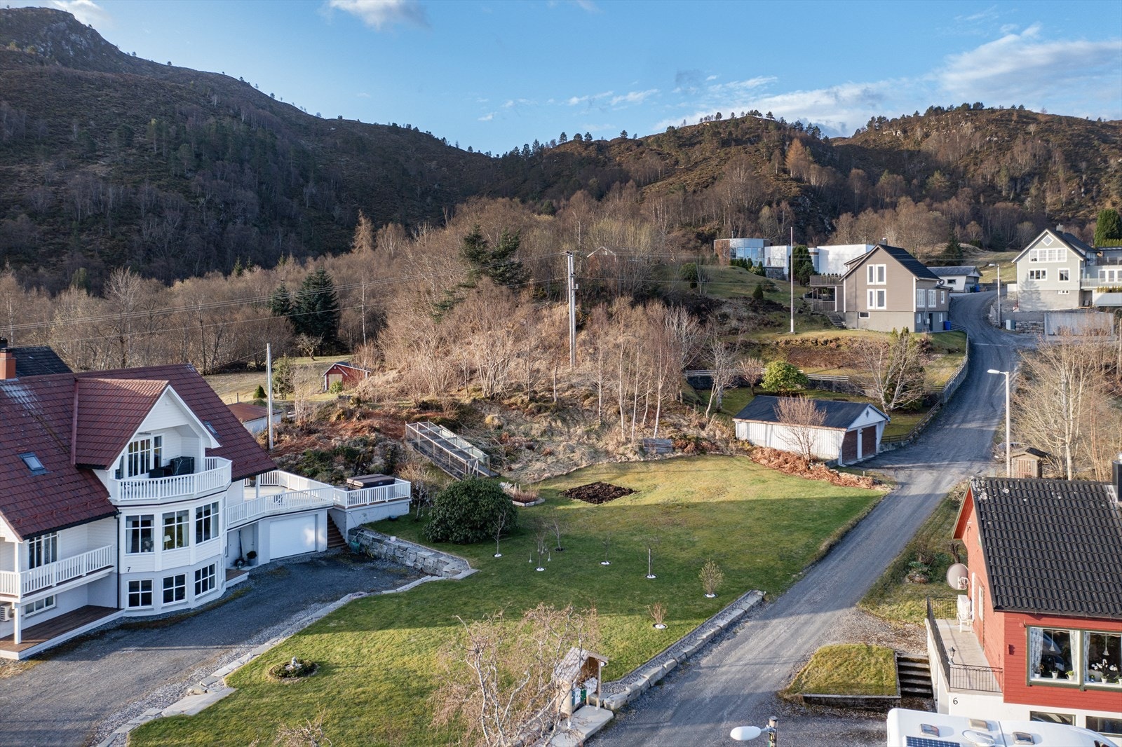 Eiendommen ligger i et område omringet av eneboliger Galleribilde