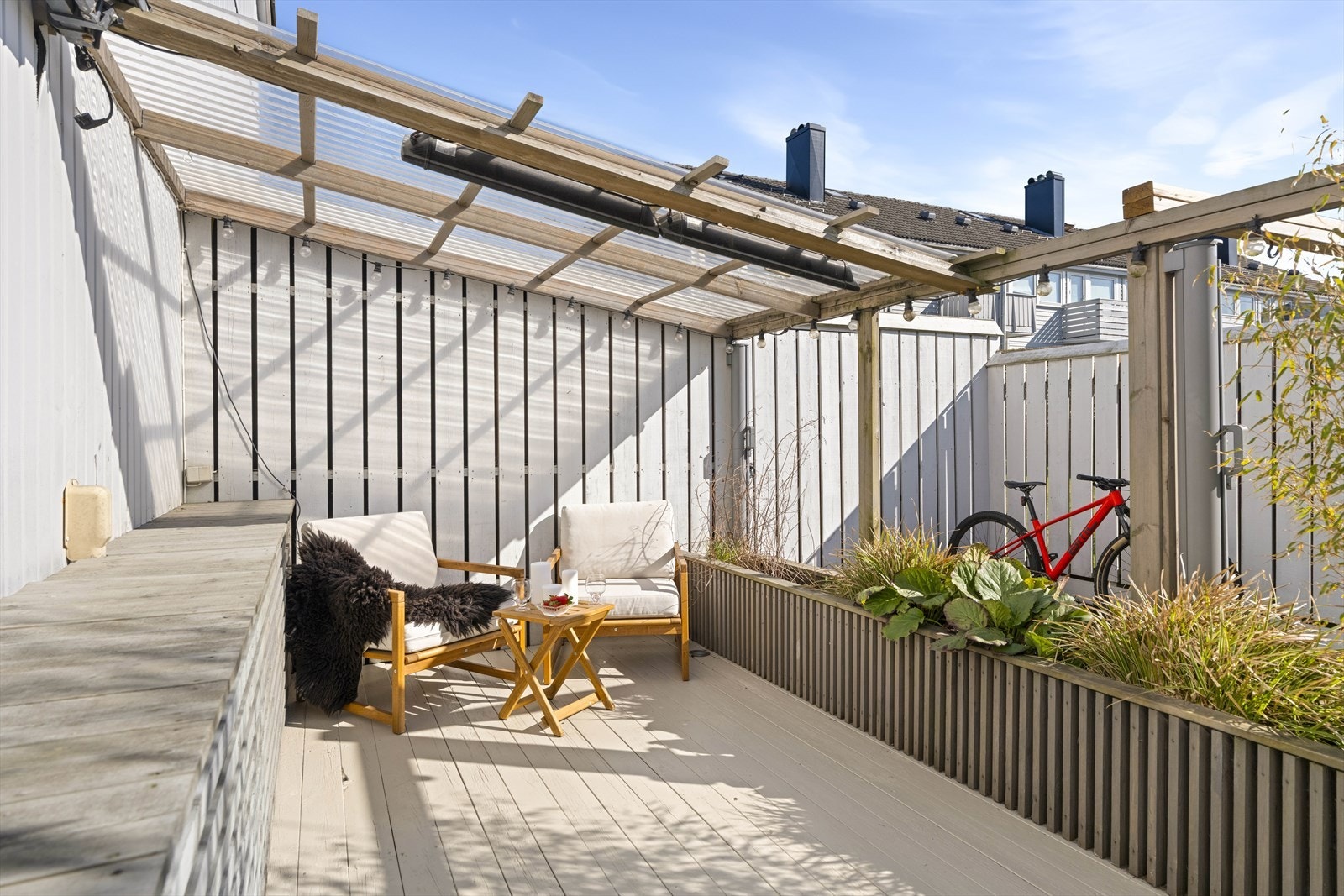 - Det er port på utsiden av terrassen for enkel adkomst for gjester, eventuelt de med sykkel eller barnevogn - Galleribilde
